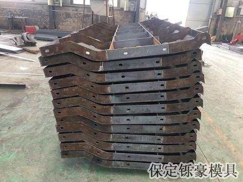 鋼防撞墻模具哪里有 鋼防撞墻模具哪里有